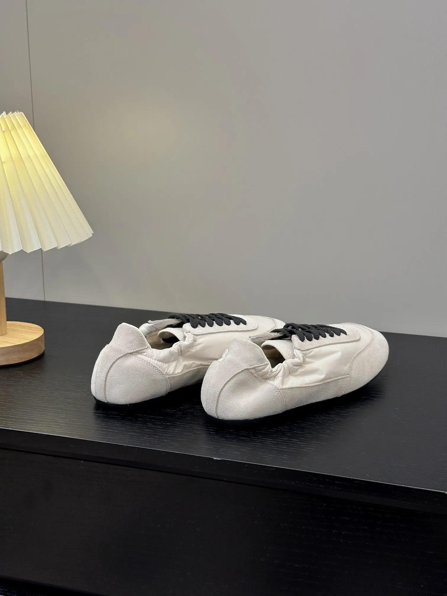 👟👟Ex-factory price 420👟👟 💠𝐏𝐑𝐀𝐃𝐀#Prada catwalk style lightweight thin-soled new moral training shoes casual shoes💠 outsole molded TPU❣️not made of rubber! The suede upper is textured, and the inner sheepskin is wrapped, which is soft and waxy. The insole is thickened with lambskin, which is extremely comfortable to step on, has a sense of support, and feels well wrapped. The shoe shape is full of wrapping, light, easy to wear, and practical. It is a casual shoe that makes you taller and longer legs! White is clean and refreshing, needed all year round, and can be easily worn with skirts and trousers. Upper: imported suede/original molded fabric. Lining: sheepskin. Outsole: TPU outsole! Different from cheap rubber soles on the market! Code number: 35-40 (40 customized)